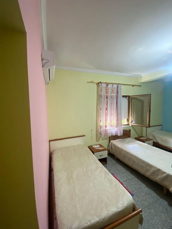 21-Dhjetori Jepet Apartament 2+1me qera  ✅Informacion mbi Hyrjet ; ♦️ Sipërfaqe Neto: 100 m² ✅Organizimi : ♦️ Sallon ndenje ♦️ Kuzhinë ♦️ 2 Dhoma Gjumi ♦️ 1 Tualet ✅Detaje të tjera : Hyrje private  📶 Pallat kati 2 Vendodhja :21-Dhjetori,pran Hotel Mondial Cmimi per qera : 50.000Leke