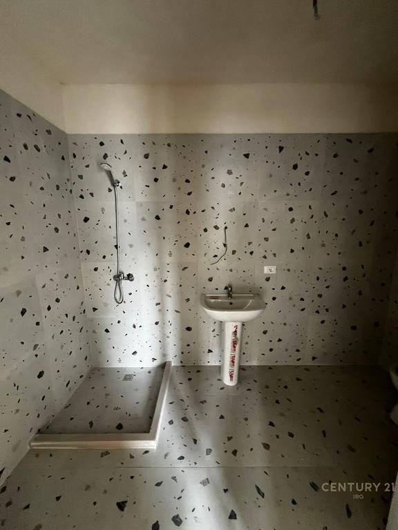 APARTAMENT 2+1 PER SHITJE / 5 MAJ