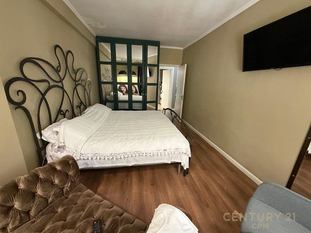 TE KOMUNA E PARISIT PRAN KRISTAL CENTER JAPIM APARTAMENT 2+1 ME QIRA