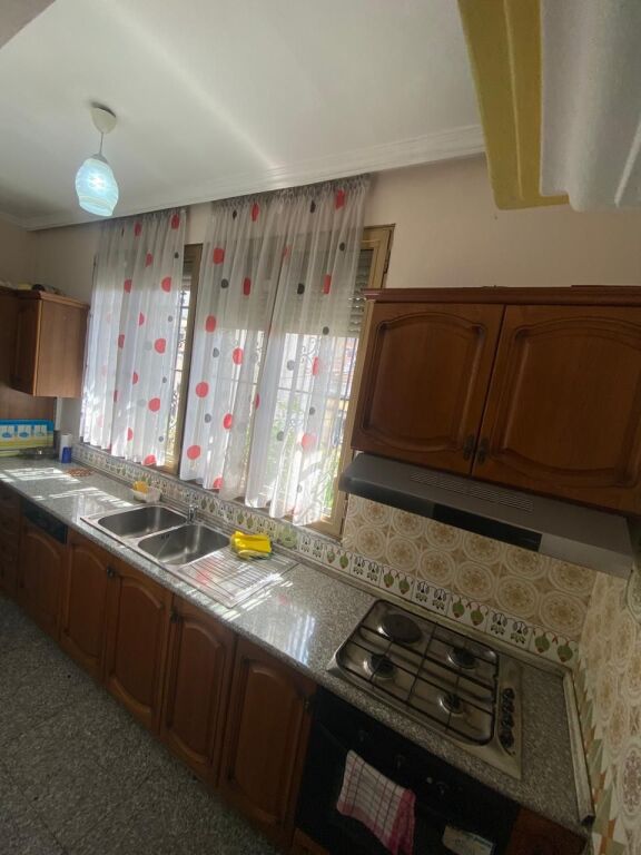 21-Dhjetori Jepet Apartament 2+1me qera  ✅Informacion mbi Hyrjet ; ♦️ Sipërfaqe Neto: 100 m² ✅Organizimi : ♦️ Sallon ndenje ♦️ Kuzhinë ♦️ 2 Dhoma Gjumi ♦️ 1 Tualet ✅Detaje të tjera : Hyrje private  📶 Pallat kati 2 Vendodhja :21-Dhjetori,pran Hotel Mondial Cmimi per qera : 50.000Leke