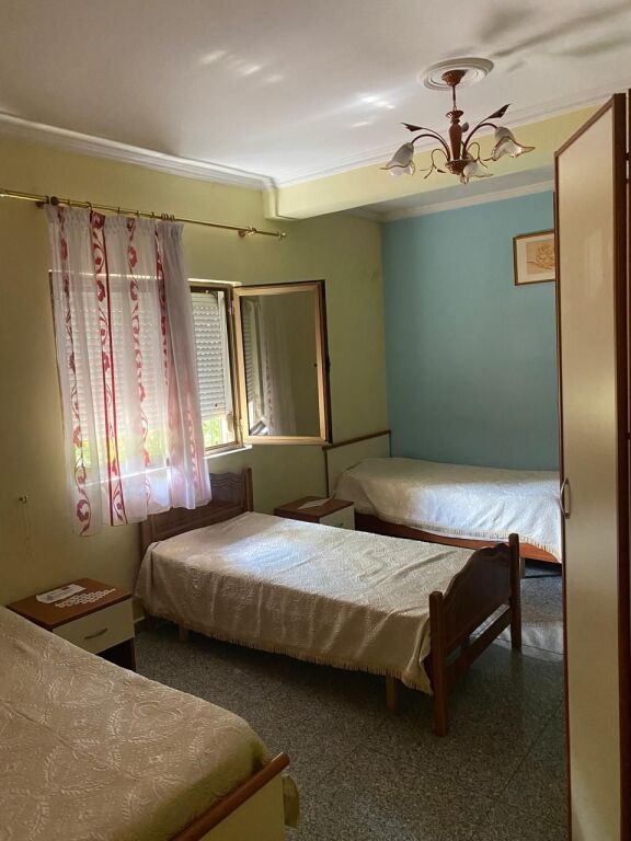 21-Dhjetori Jepet Apartament 2+1me qera  ✅Informacion mbi Hyrjet ; ♦️ Sipërfaqe Neto: 100 m² ✅Organizimi : ♦️ Sallon ndenje ♦️ Kuzhinë ♦️ 2 Dhoma Gjumi ♦️ 1 Tualet ✅Detaje të tjera : Hyrje private  📶 Pallat kati 2 Vendodhja :21-Dhjetori,pran Hotel Mondial Cmimi per qera : 50.000Leke