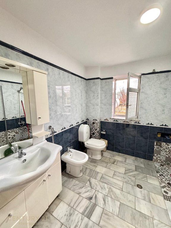 LOCALE PER UFFICI IN AFFITTO IN VIA ELBASAN 7 XHUXHAT