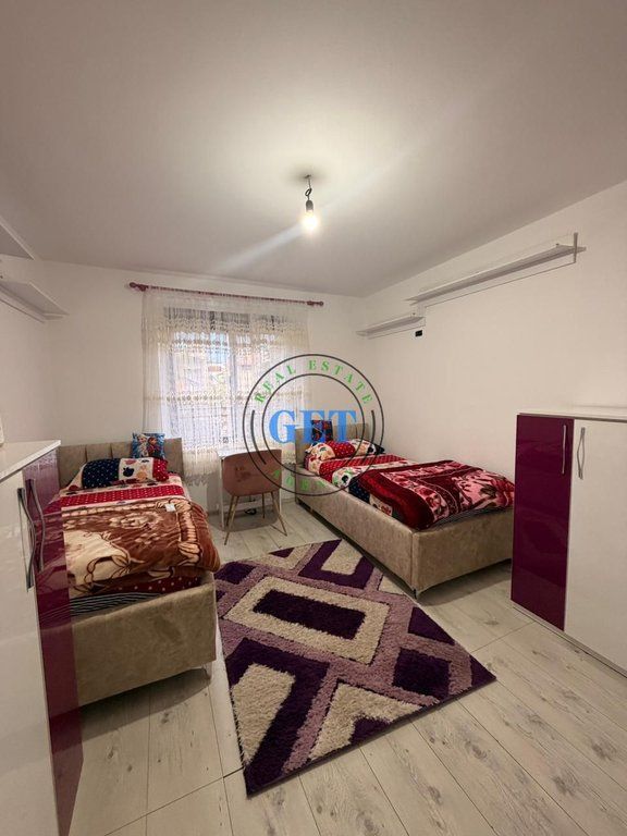Jepet me qira, Apartament 2+1, përballë Pallatit të Sportit, Durrës.......