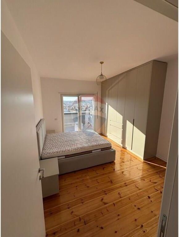 Ofrohet per qira Apartament 2+1 me verande, ne zonen e Xhamllikut.