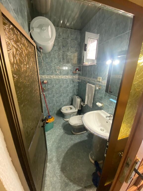 21-Dhjetori Jepet Apartament 2+1me qera  ✅Informacion mbi Hyrjet ; ♦️ Sipërfaqe Neto: 100 m² ✅Organizimi : ♦️ Sallon ndenje ♦️ Kuzhinë ♦️ 2 Dhoma Gjumi ♦️ 1 Tualet ✅Detaje të tjera : Hyrje private  📶 Pallat kati 2 Vendodhja :21-Dhjetori,pran Hotel Mondial Cmimi per qera : 50.000Leke