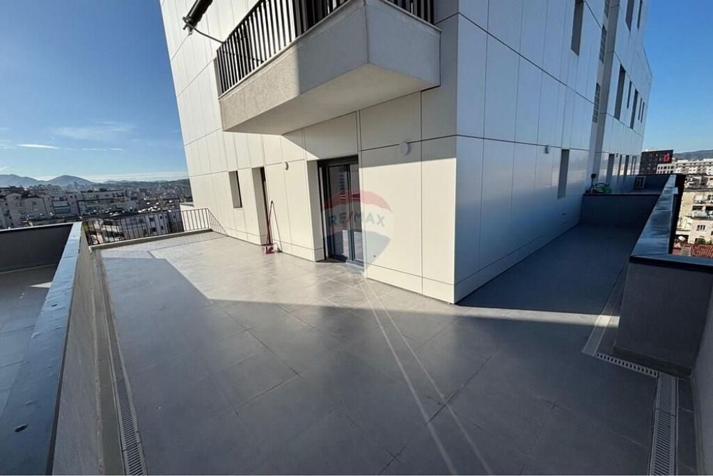 Ofrohet per qira Apartament 2+1 me verande, ne zonen e Xhamllikut.