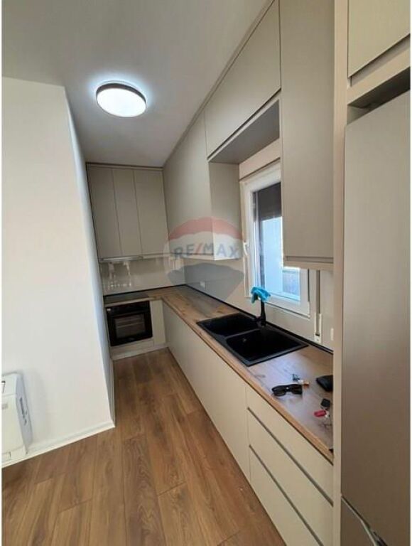 Ofrohet per qira Apartament 2+1 me verande, ne zonen e Xhamllikut.