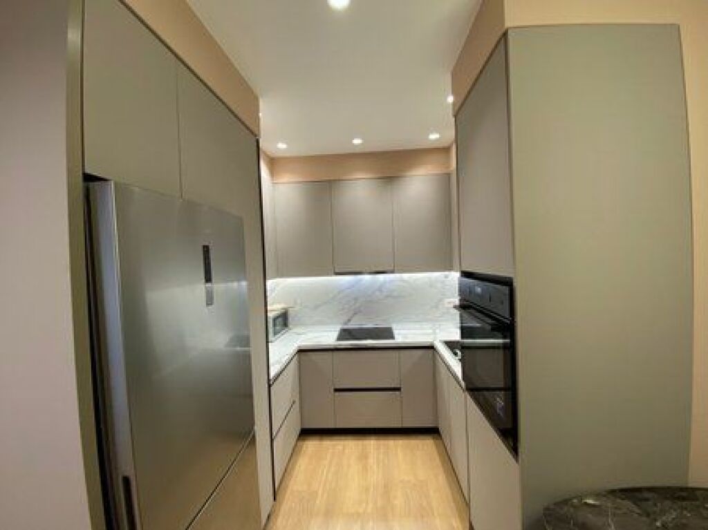 Apartament 2+1 me 2 tualete, totalisht i mobiluar, me qira në Rrugën e Dibrës – 700 Euro
