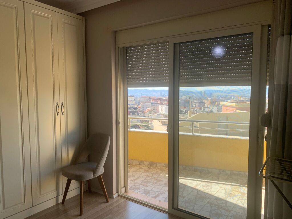 jepet me qera apartament 2+1+Ballkon Kati 2, 130 m² 450 € (FRESKU)