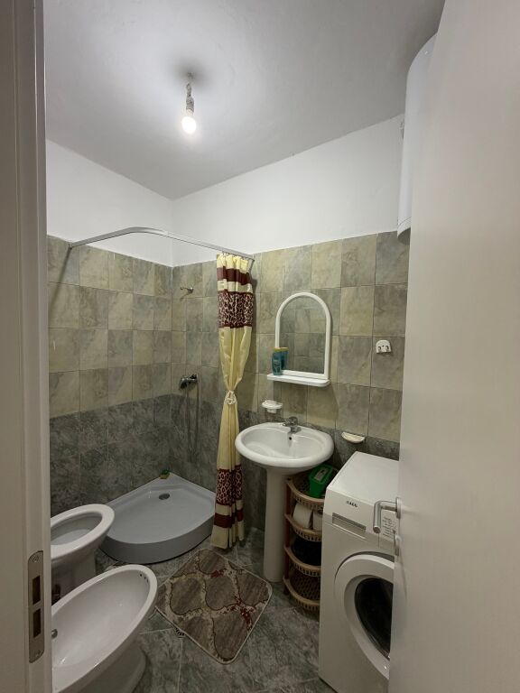 Vendesi in vendita super appartamento 1+1 a Shkëmbi i Kavajës 🌊