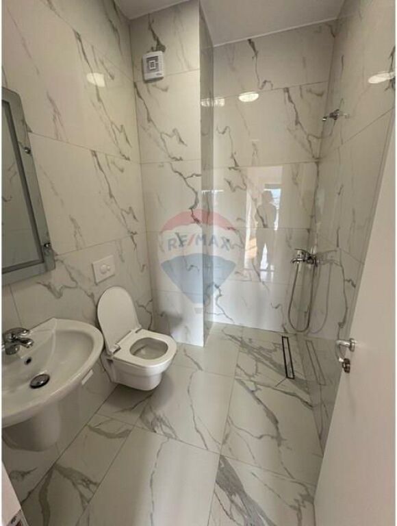 Ofrohet per qira Apartament 2+1 me verande, ne zonen e Xhamllikut.