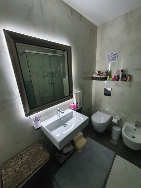 ZYRE ME QERA 134 M2 RRUGA KOSOVAREVE 180.000 LEKE FH-64945