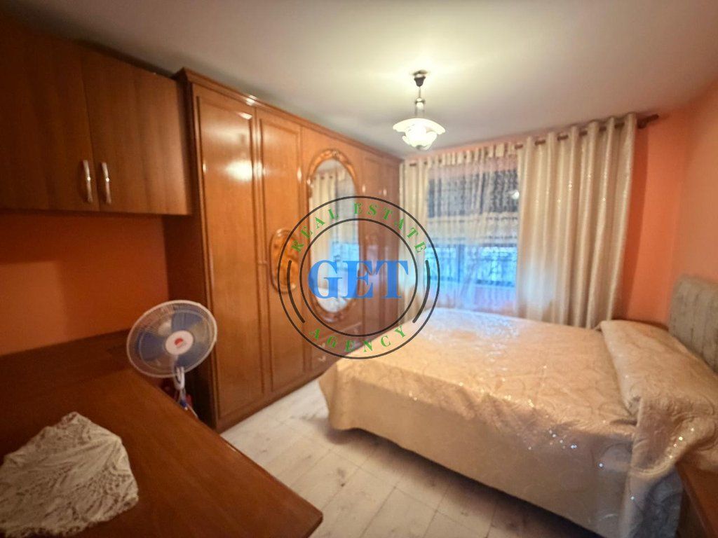Jepet me qira, Apartament 2+1, përballë Pallatit të Sportit, Durrës.......