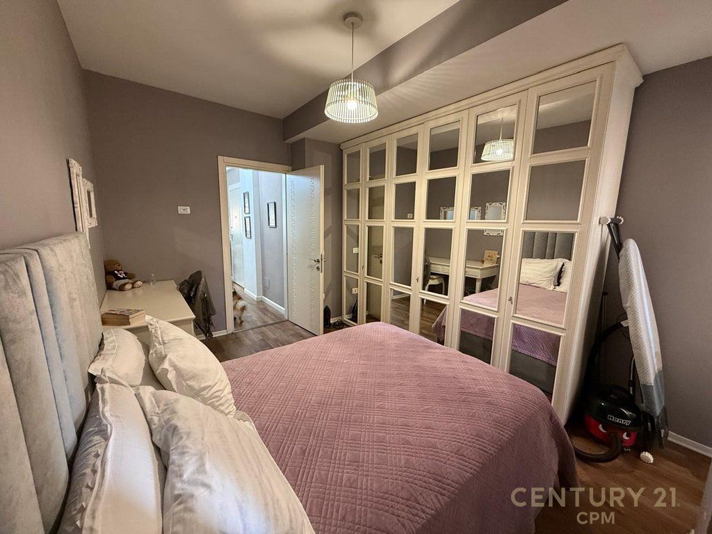 TE KOMUNA E PARISIT PRAN KRISTAL CENTER JAPIM APARTAMENT 2+1 ME QIRA