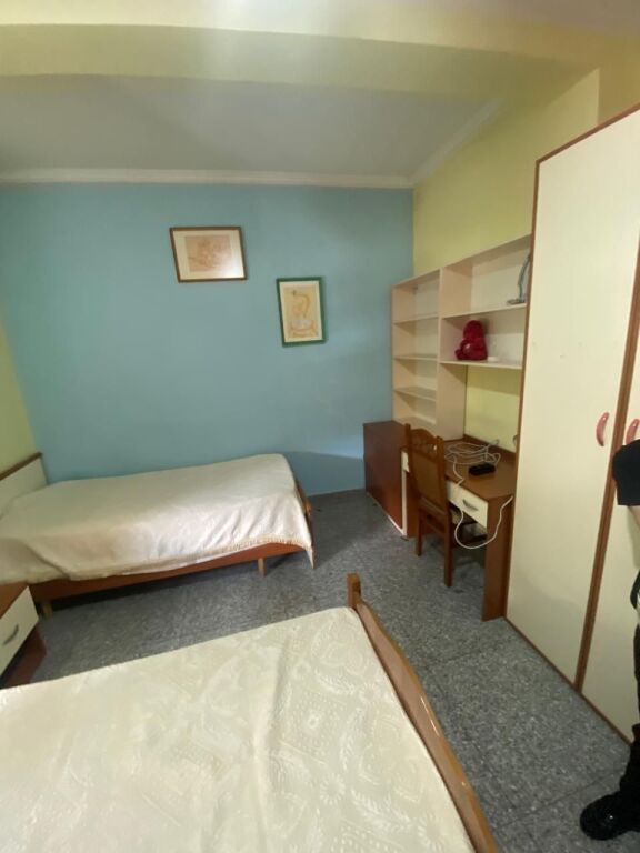 21-Dhjetori Jepet Apartament 2+1me qera  ✅Informacion mbi Hyrjet ; ♦️ Sipërfaqe Neto: 100 m² ✅Organizimi : ♦️ Sallon ndenje ♦️ Kuzhinë ♦️ 2 Dhoma Gjumi ♦️ 1 Tualet ✅Detaje të tjera : Hyrje private  📶 Pallat kati 2 Vendodhja :21-Dhjetori,pran Hotel Mondial Cmimi per qera : 50.000Leke