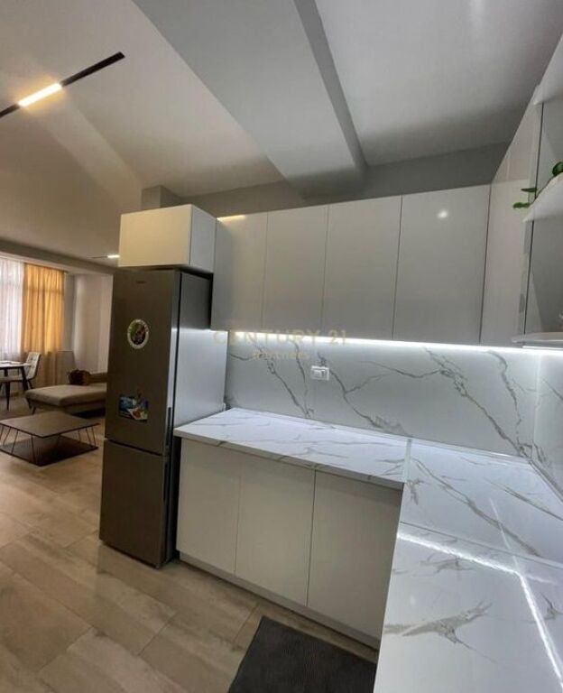 Apartament me qira 2+1 prane Kryqezimit te 21 Dhjetorit