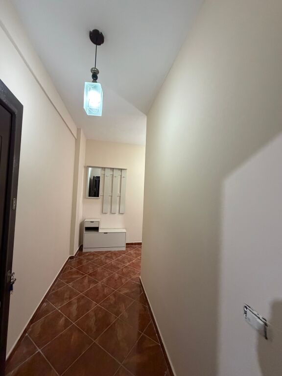 Vendesi in vendita super appartamento 1+1 a Shkëmbi i Kavajës 🌊