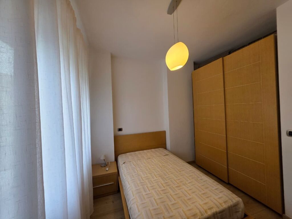 APARTAMENT ME QERA TEK NOBIS DIGA E LIQENIT