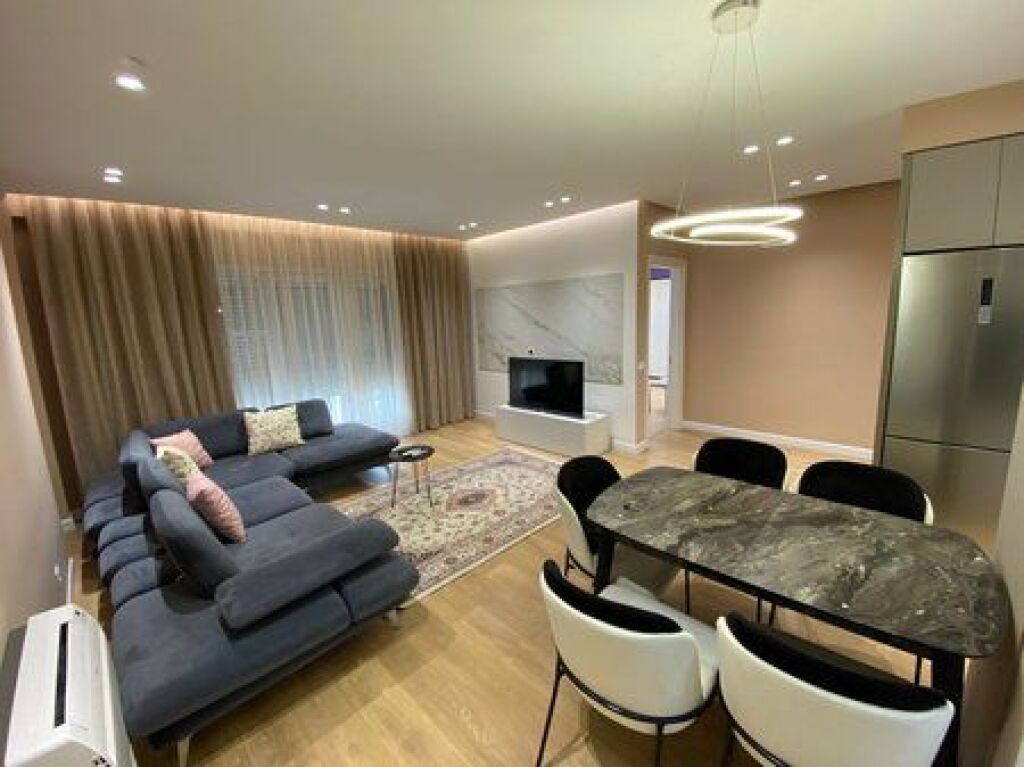 Apartament 2+1 me 2 tualete, totalisht i mobiluar, me qira në Rrugën e Dibrës – 700 Euro