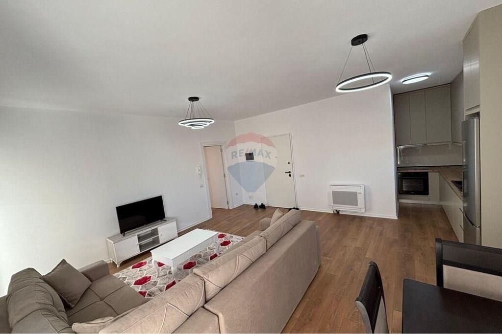 Ofrohet per qira Apartament 2+1 me verande, ne zonen e Xhamllikut.