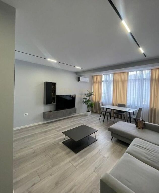 Apartament me qira 2+1 prane Kryqezimit te 21 Dhjetorit