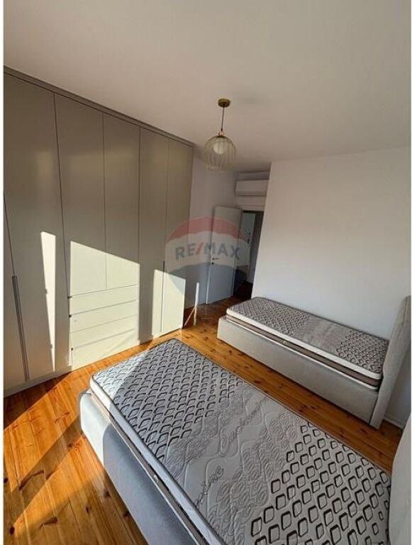 Ofrohet per qira Apartament 2+1 me verande, ne zonen e Xhamllikut.