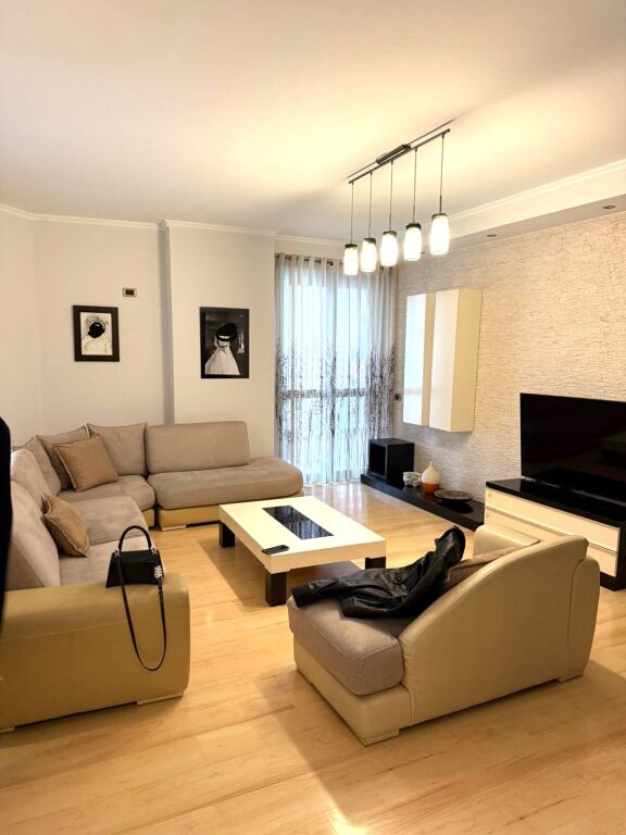 Jepet me Qera Apartament 2+1+2 tek 21 Dhjetori