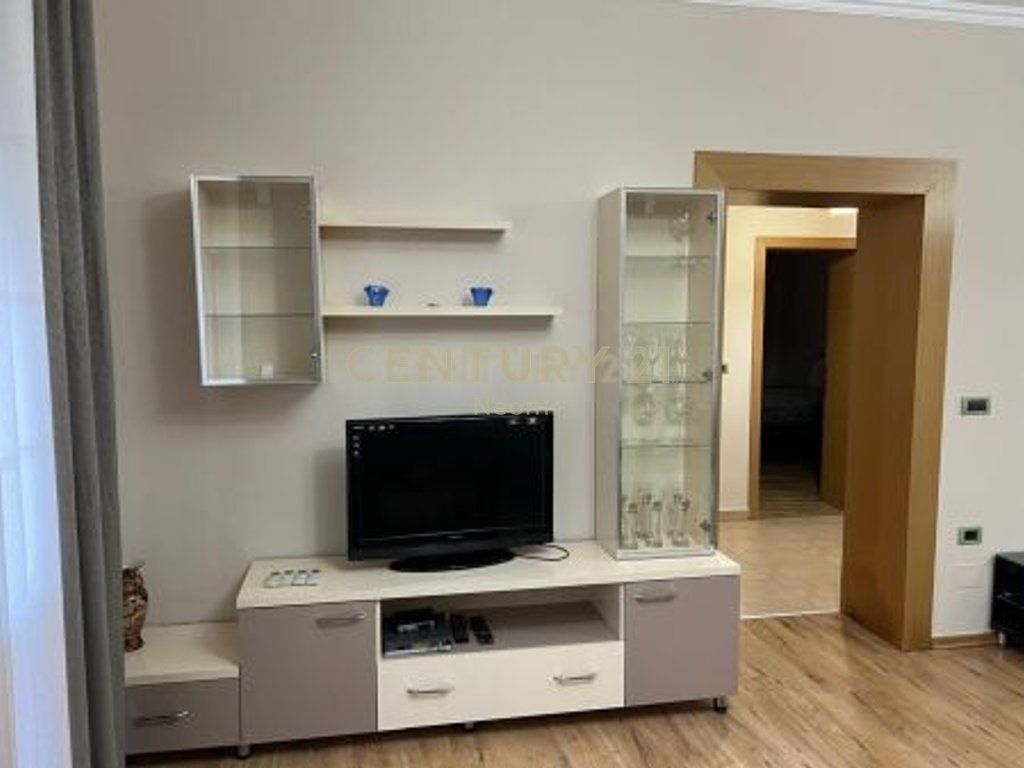 Jepet me qira apartament 2+1 në zonën e Komunës së Parisit, pranë rrugës Merdar Shtylla