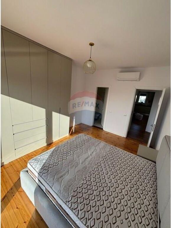 Ofrohet per qira Apartament 2+1 me verande, ne zonen e Xhamllikut.