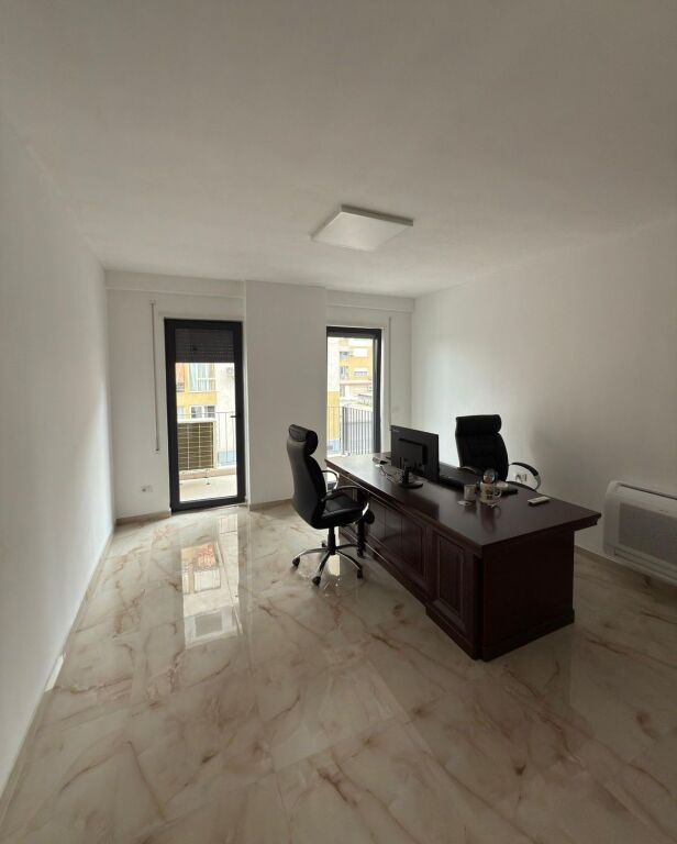 Ufficio in affitto in Via Karl Gega