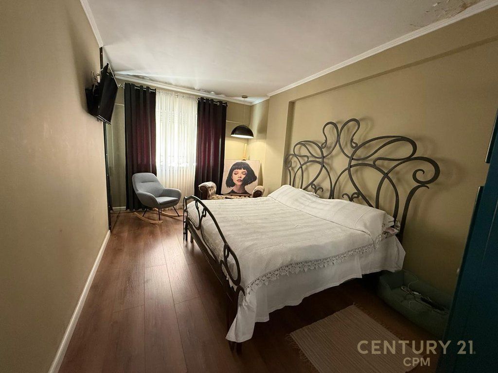 TE KOMUNA E PARISIT PRAN KRISTAL CENTER JAPIM APARTAMENT 2+1 ME QIRA