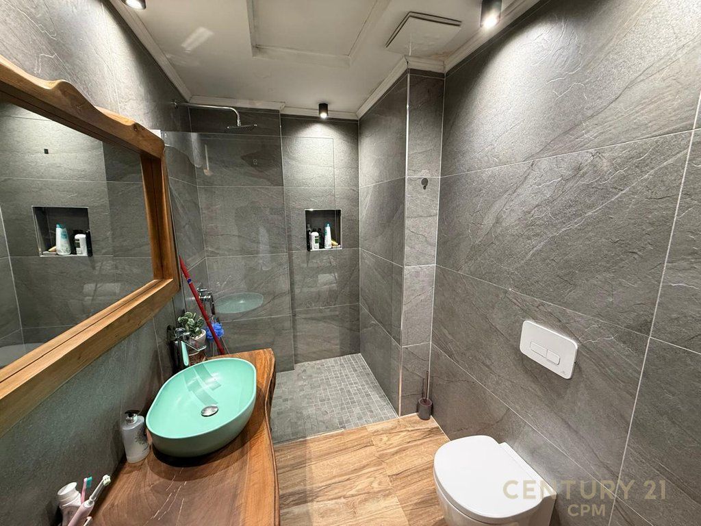 TE KOMUNA E PARISIT PRAN KRISTAL CENTER JAPIM APARTAMENT 2+1 ME QIRA