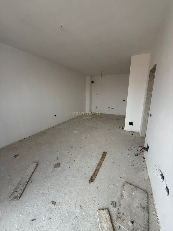 Shitet apartament 1+1 në Rruga e Dibrës