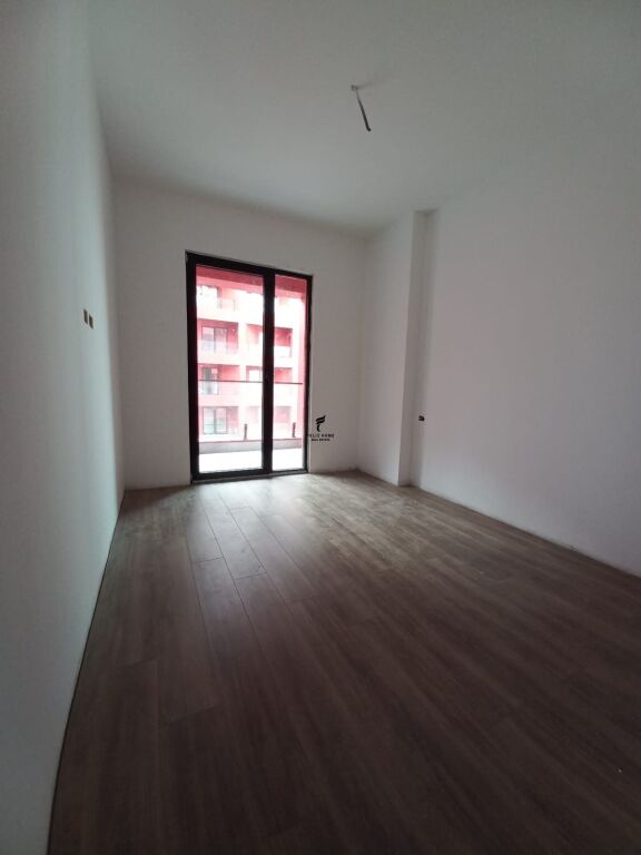 ZYRE ME QERA 70M2 RRUGA E DIBRES 700 EURO FH-64934