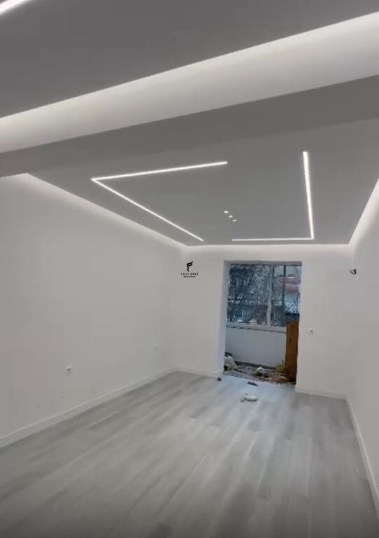 ZYRE ME QERA 80 M2 RRUGA E BARRIKADAVE 1.200 EURO FH-64965