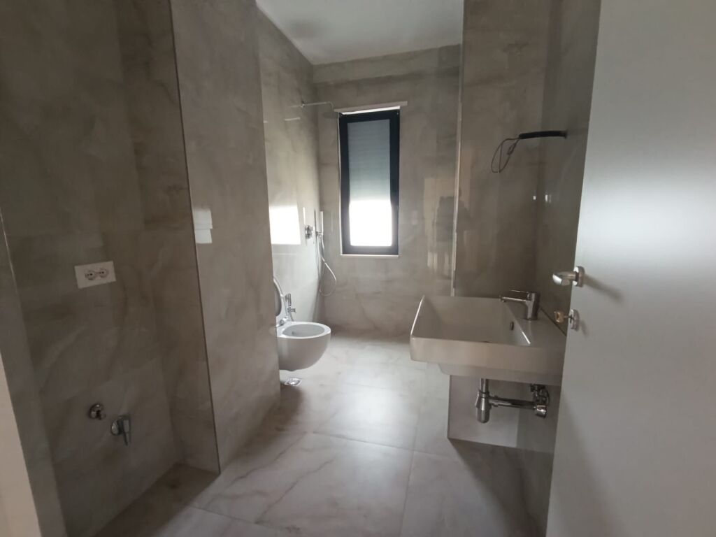 Apartament 3+1+2 per shitje te zona Pazarit te ri , prane Qendres