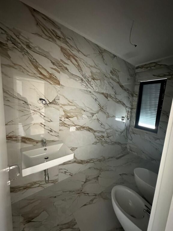 Apartament i ri 2+1 ne shitje te Rruga Hoxha Tasim, Pazar i ri