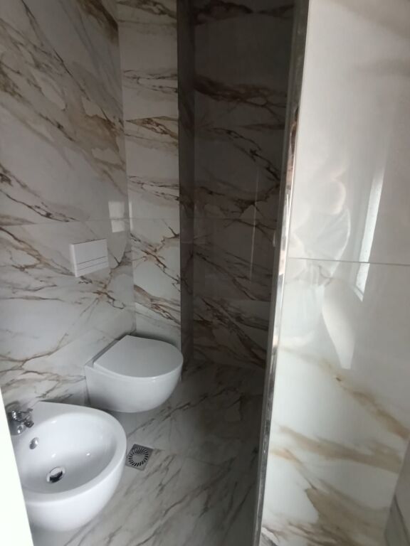 Apartament 3+1+2 per shitje te zona Pazarit te ri , prane Qendres