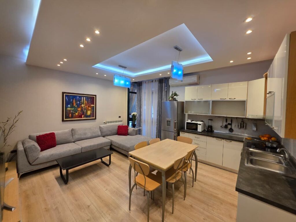 APARTAMENT ME QERA TEK NOBIS DIGA E LIQENIT