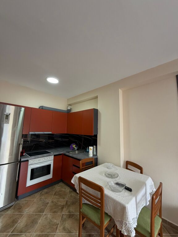 Vendesi in vendita super appartamento 1+1 nella zona di Shkëmbi di Kavaja 🏖️