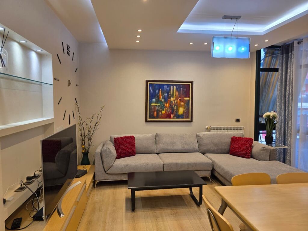 APARTAMENT ME QERA TEK NOBIS DIGA E LIQENIT