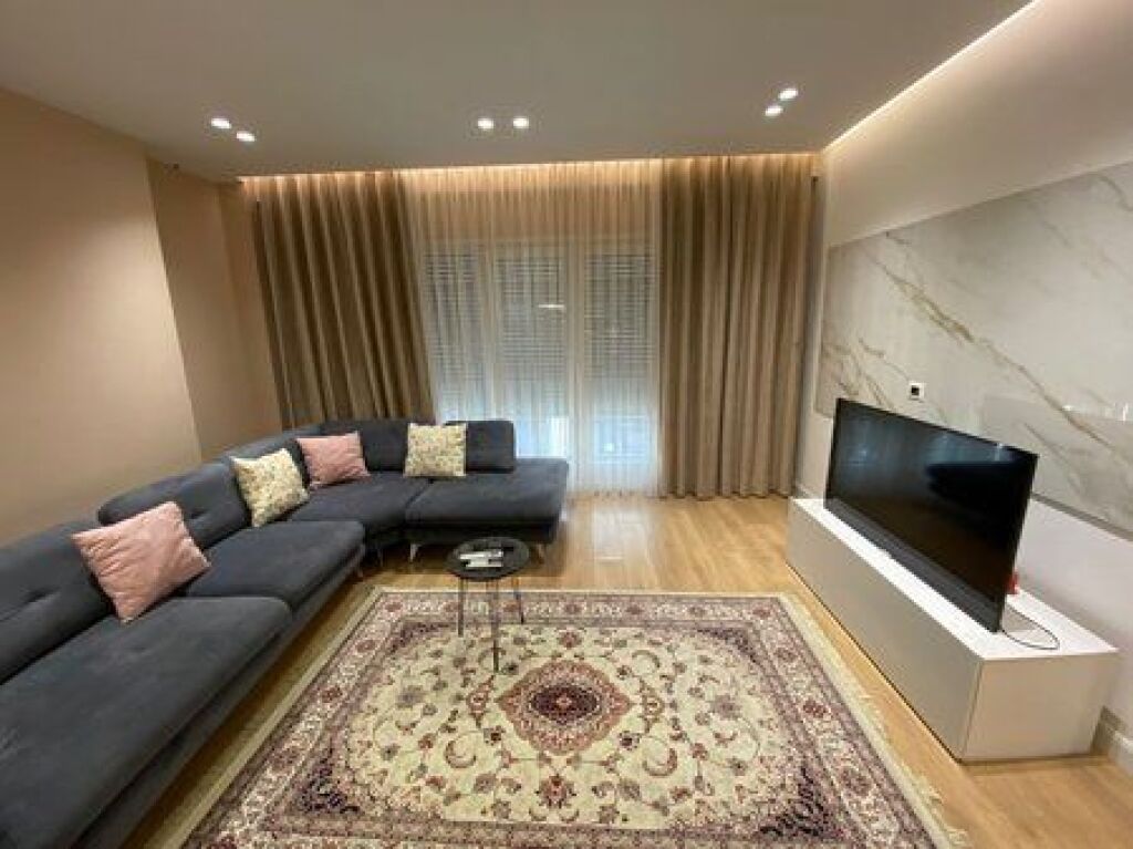Apartament 2+1 me 2 tualete, totalisht i mobiluar, me qira në Rrugën e Dibrës – 700 Euro