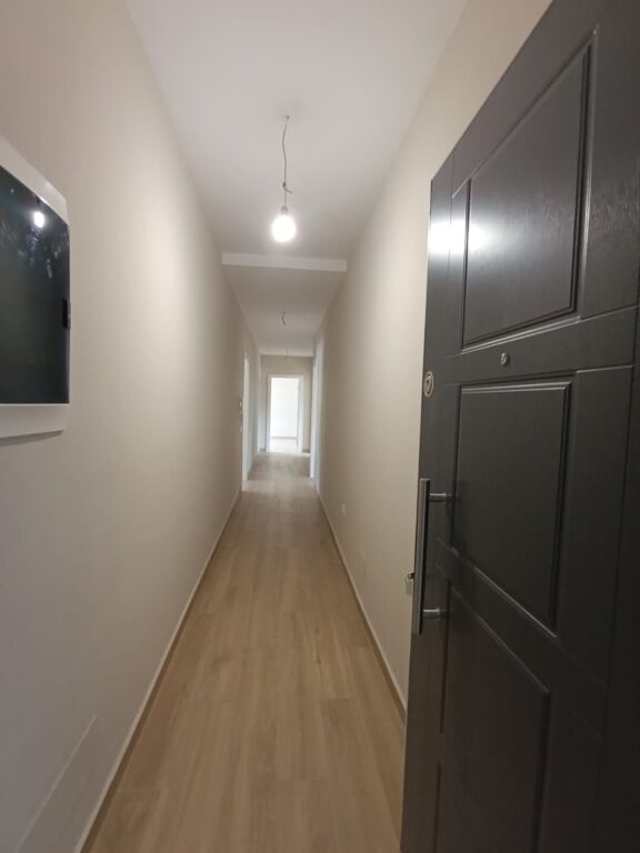 Apartament 3+1+2 per shitje te zona Pazarit te ri , prane Qendres