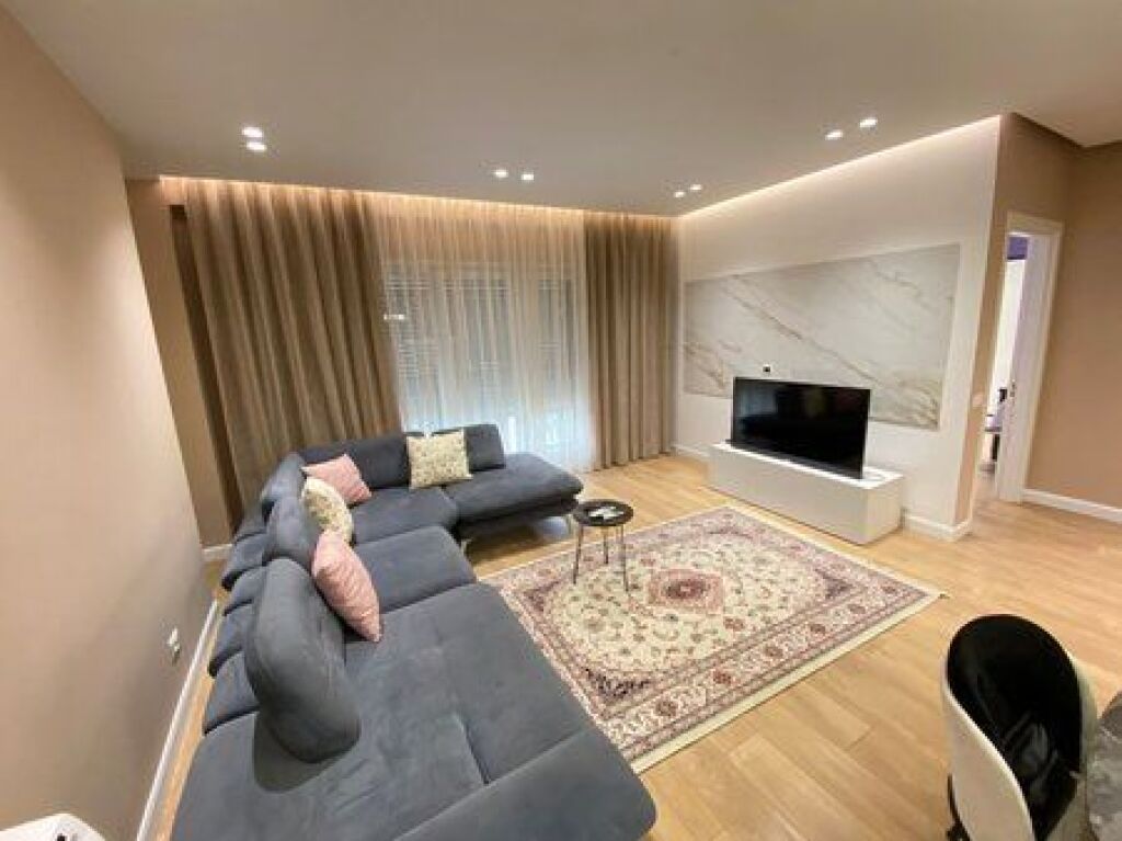 Apartament 2+1 me 2 tualete, totalisht i mobiluar, me qira në Rrugën e Dibrës – 700 Euro
