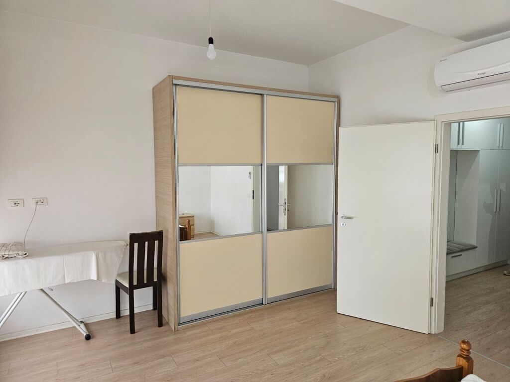 Jepet me qera apartament 2+1 + Parkim Ali Dem te Mangalemi