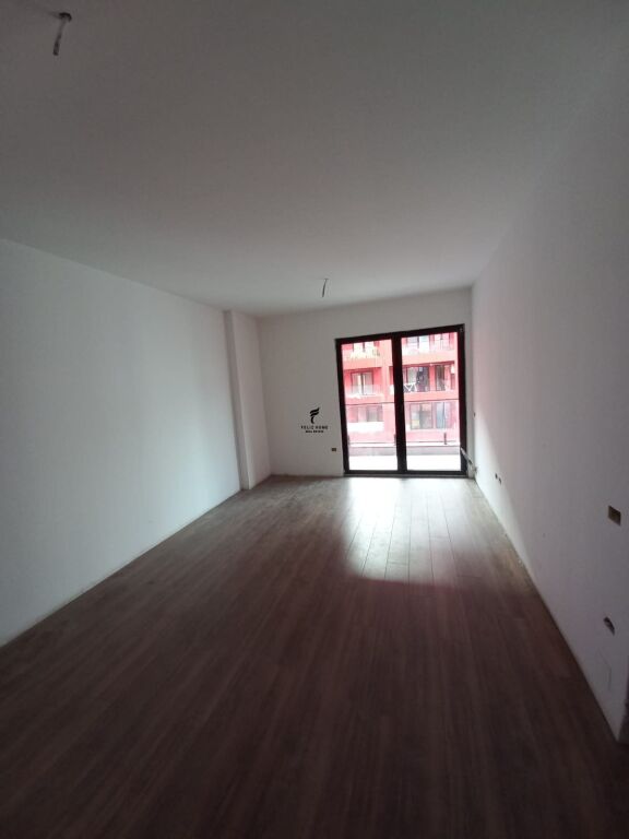 ZYRE ME QERA 70M2 RRUGA E DIBRES 700 EURO FH-64934