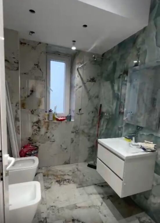 ZYRE ME QERA 80 M2 RRUGA E BARRIKADAVE 1.200 EURO FH-64965