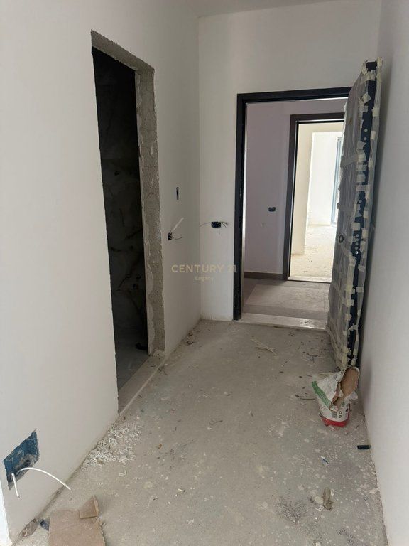 Shitet apartament 1+1 në Rruga e Dibrës