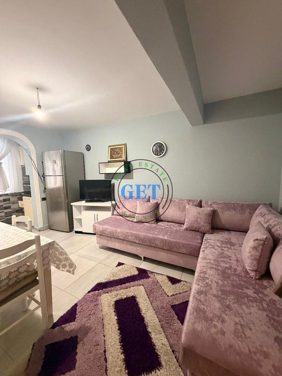 Jepet me qira, Apartament 2+1, përballë Pallatit të Sportit, Durrës.......