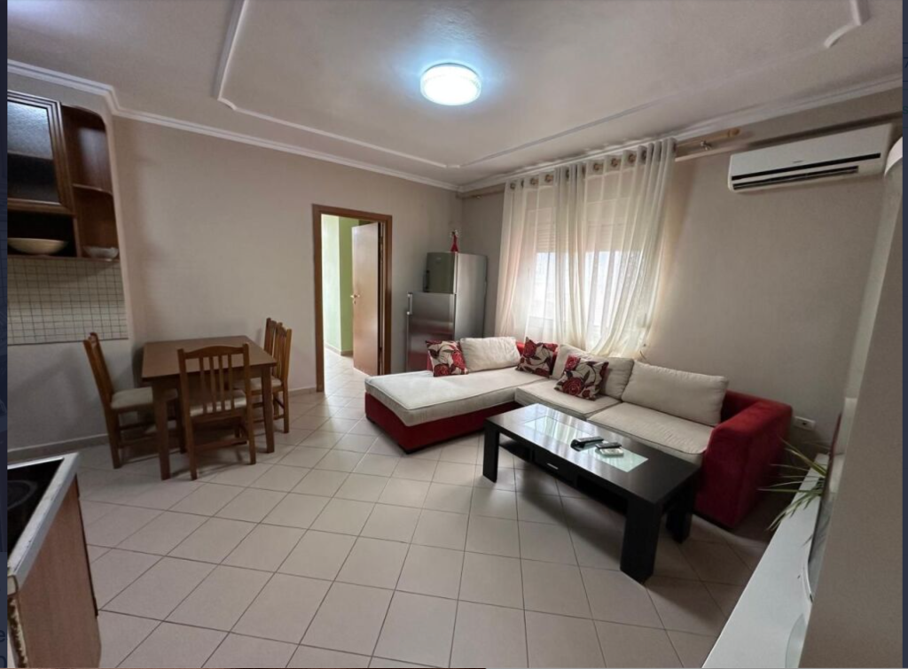 Appartamento 1+1, Balcone, Via Durazzo, a 945 m dal centro.